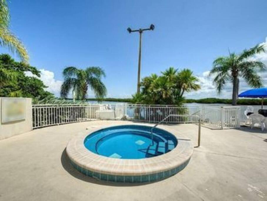 River Delight,Studio109, Beach & Pool Steps Away + Wifi Ruskin Exterior photo